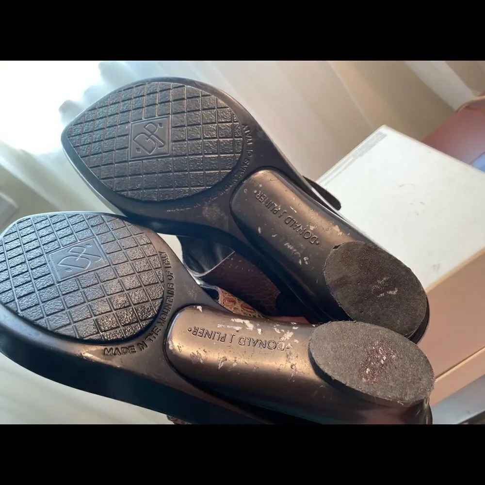 Y2K vintage Donald J Pliner Croc Embossed Leather Wedge Sandals Buckle Slides 7